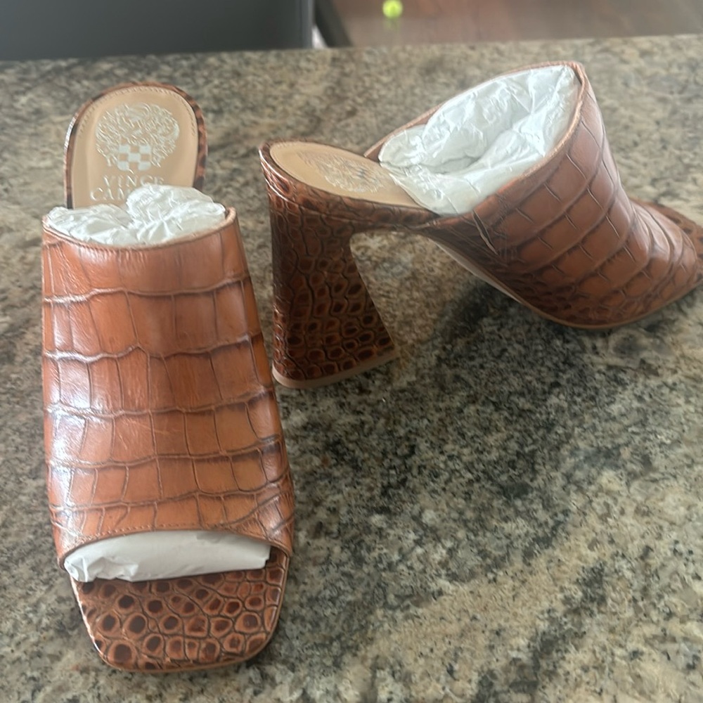 NWOB Vincé Camuto Redlands Leather Block Heel Shoe.  So stylish.  Size 8.5